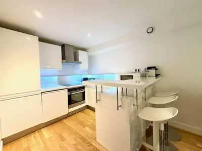 Cuisine ou kitchenette dans l'établissement Saint Honore 2P bail mobilité