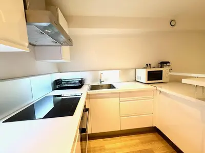 Cuisine ou kitchenette dans l'établissement Saint Honore 2P bail mobilité