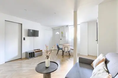 Télévision ou salle de divertissement dans l'établissement Charming apartment La Chapelle