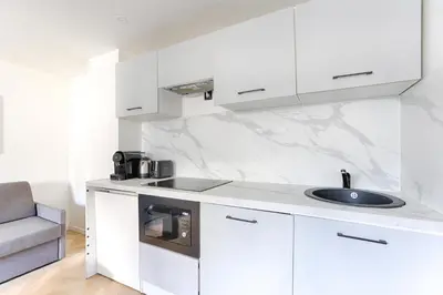 Cuisine ou kitchenette dans l'établissement Charming apartment La Chapelle