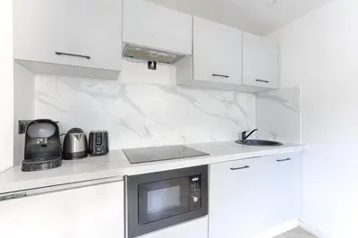 Cuisine ou kitchenette dans l'établissement Charming apartment La Chapelle
