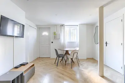 Télévision ou salle de divertissement dans l'établissement Charming apartment La Chapelle
