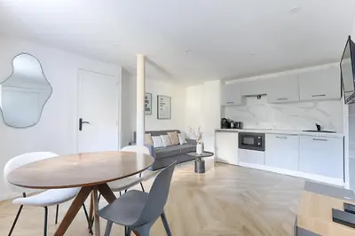 Cuisine ou kitchenette dans l'établissement Charming apartment La Chapelle