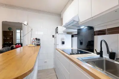 Cuisine ou kitchenette dans l'établissement 1BR in Trendy South Pigalle - Quiet Stay in Paris