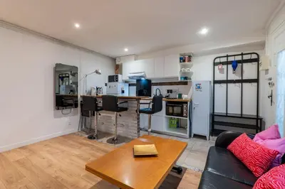 Cuisine ou kitchenette dans l'établissement 1BR in Trendy South Pigalle - Quiet Stay in Paris