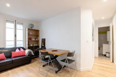 Coin salon dans l'établissement 1BR in Trendy South Pigalle - Quiet Stay in Paris