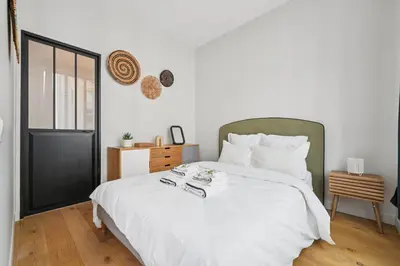 Un ou plusieurs lits dans un hébergement de l'établissement Amazing 2 rooms in Montorgueil