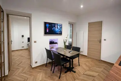 Télévision ou salle de divertissement dans l'établissement MIKESTAY Luxury Apartment - Place Monge