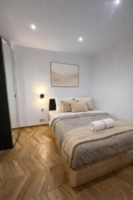Un ou plusieurs lits dans un hébergement de l'établissement MIKESTAY Luxury Apartment - Place Monge