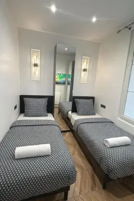 Un ou plusieurs lits dans un hébergement de l'établissement MIKESTAY Luxury Apartment - Place Monge