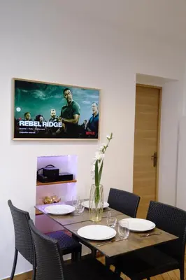 Télévision ou salle de divertissement dans l'établissement MIKESTAY Luxury Apartment - Place Monge