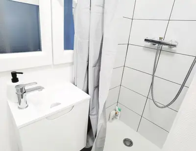 Salle de bains dans l'établissement Studio Near Metro & Marais & Hotel de Ville & Seine
