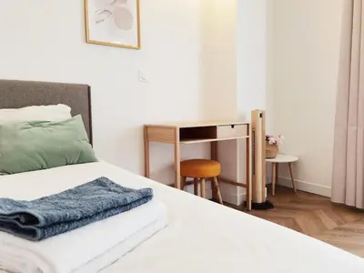Un ou plusieurs lits dans un hébergement de l'établissement Haussmann 2BR Apt in Le Marais for 6 & 3mns to metro