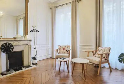 Coin salon dans l'établissement Haussmann 2BR Apt in Le Marais for 6 & 3mns to metro