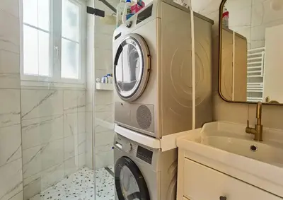 Salle de bains dans l'établissement Haussmann 2BR Apt in Le Marais for 6 & 3mns to metro