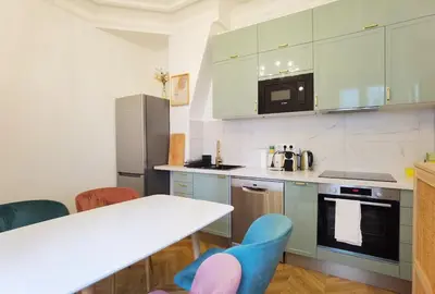 Cuisine ou kitchenette dans l'établissement Haussmann 2BR Apt in Le Marais for 6 & 3mns to metro