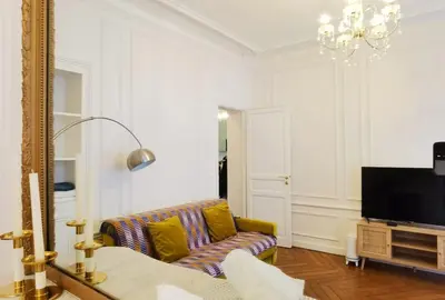 Télévision ou salle de divertissement dans l'établissement Haussmann 2BR Apt in Le Marais for 6 & 3mns to metro