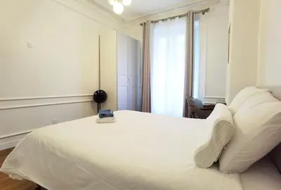 Un ou plusieurs lits dans un hébergement de l'établissement Haussmann 2BR Apt in Le Marais for 6 & 3mns to metro