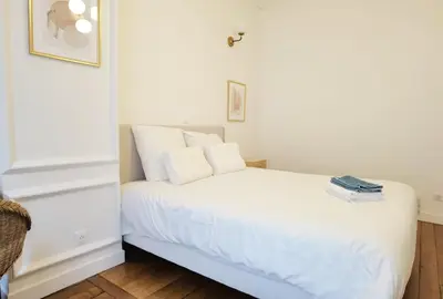 Un ou plusieurs lits dans un hébergement de l'établissement Haussmann 2BR Apt in Le Marais for 6 & 3mns to metro