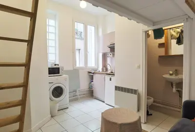 Salle de bains dans l'établissement Bright Studio near Parc de la Villette & Metro