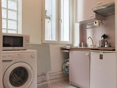 Cuisine ou kitchenette dans l'établissement Bright Studio near Parc de la Villette & Metro