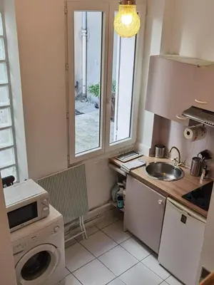 Cuisine ou kitchenette dans l'établissement Bright Studio near Parc de la Villette & Metro