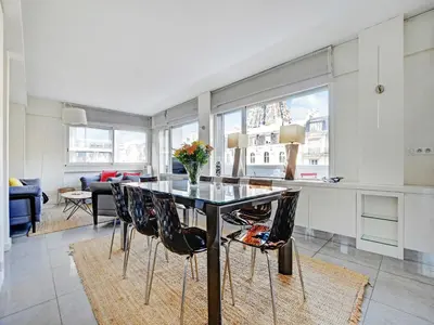 Coin salon dans l'établissement Exceptional 3BDR 6P apt - View of the Eiffel Tower