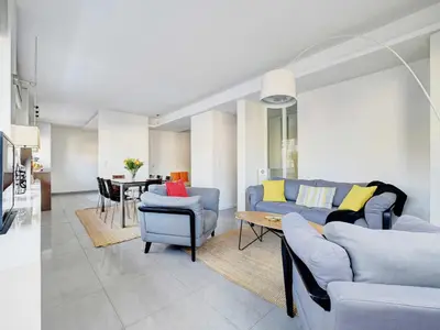 Coin salon dans l'établissement Exceptional 3BDR 6P apt - View of the Eiffel Tower