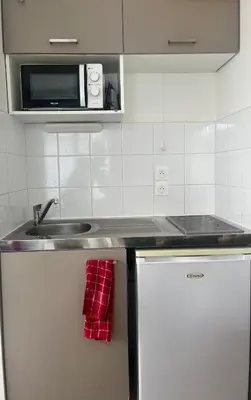 Cuisine ou kitchenette dans l'établissement Bright studio with terrace