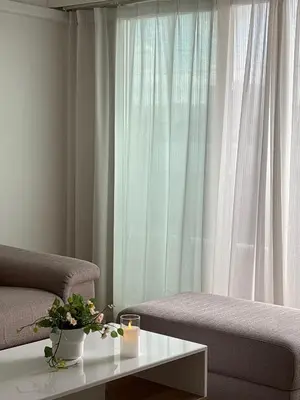 Coin salon dans l'établissement Dans le 19ème de Paris avec vue sur toute la ville