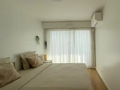 Un ou plusieurs lits dans un hébergement de l'établissement Dans le 19ème de Paris avec vue sur toute la ville