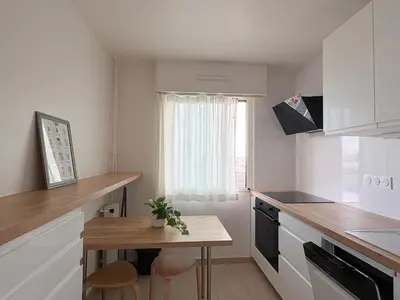 Cuisine ou kitchenette dans l'établissement Dans le 19ème de Paris avec vue sur toute la ville