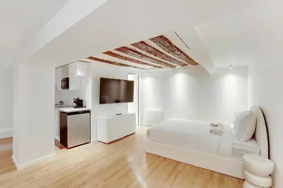 Télévision ou salle de divertissement dans l'établissement Studio chaleureux & équipé au centre de Paris