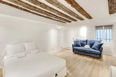Coin salon dans l'établissement Studio chaleureux & équipé au centre de Paris
