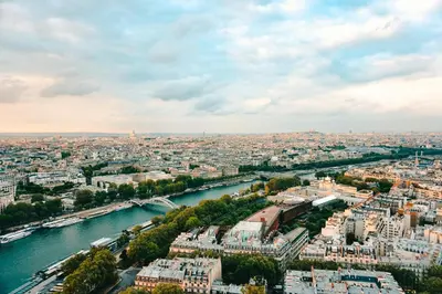 Vue générale sur Paris ou vue de la ville depuis l'appartement