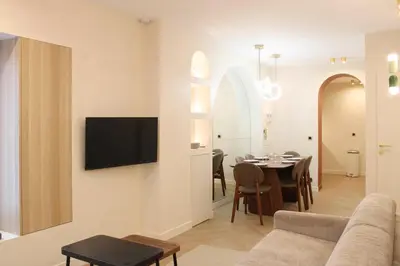 Télévision ou salle de divertissement dans l'établissement Chaumont Paris Suite