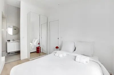 Un ou plusieurs lits dans un hébergement de l'établissement Charmant appartement central & lumineux