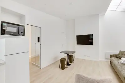 Télévision ou salle de divertissement dans l'établissement Charmant appartement central & lumineux
