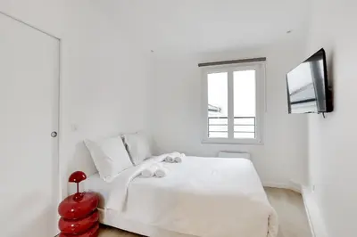Un ou plusieurs lits dans un hébergement de l'établissement Charmant appartement central & lumineux