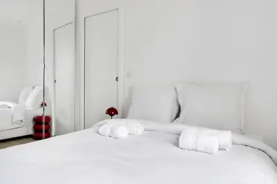 Un ou plusieurs lits dans un hébergement de l'établissement Charmant appartement central & lumineux