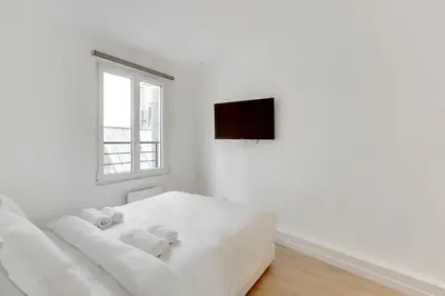 Un ou plusieurs lits dans un hébergement de l'établissement Charmant appartement central & lumineux