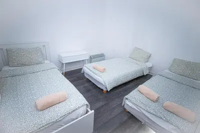 Un ou plusieurs lits dans un hébergement de l'établissement Chambre salon pont de l ourcq