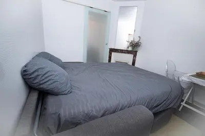 Un ou plusieurs lits dans un hébergement de l'établissement Chambre salon pont de l ourcq
