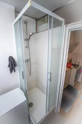 Salle de bains dans l'établissement Chambre salon pont de l ourcq