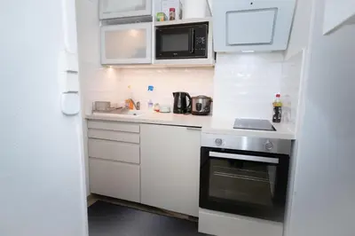 Cuisine ou kitchenette dans l'établissement Chambre salon pont de l ourcq