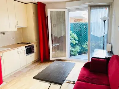 Cuisine ou kitchenette dans l'établissement Cozy 2 rooms with terrace and garden - Nation
