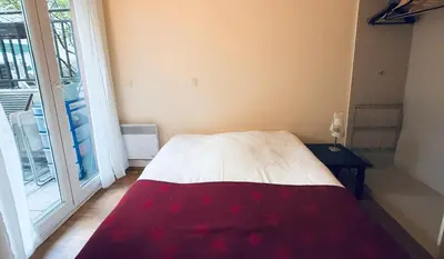 Un ou plusieurs lits dans un hébergement de l'établissement Cozy 2 rooms with terrace and garden - Nation