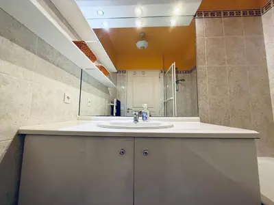 Salle de bains dans l'établissement Cozy 2 rooms with terrace and garden - Nation