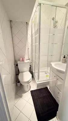 Salle de bains dans l'établissement Cosy et moderne