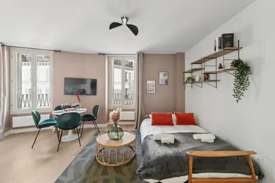 Télévision ou salle de divertissement dans l'établissement Lavie Maison - Appartement proche de Montmartre